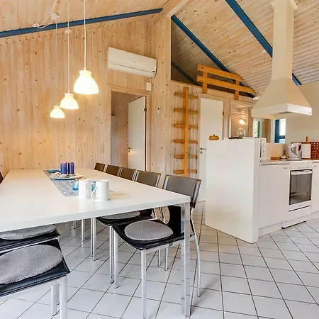 Three-bedroom Holiday In * Hals